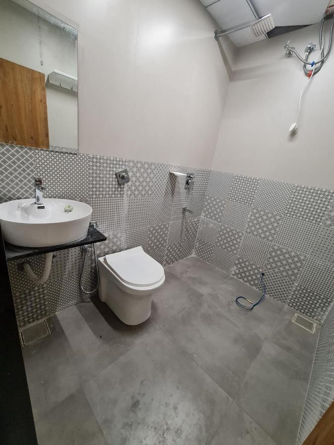 Hotel Nova Palm Rajkot Eksteriør billede
