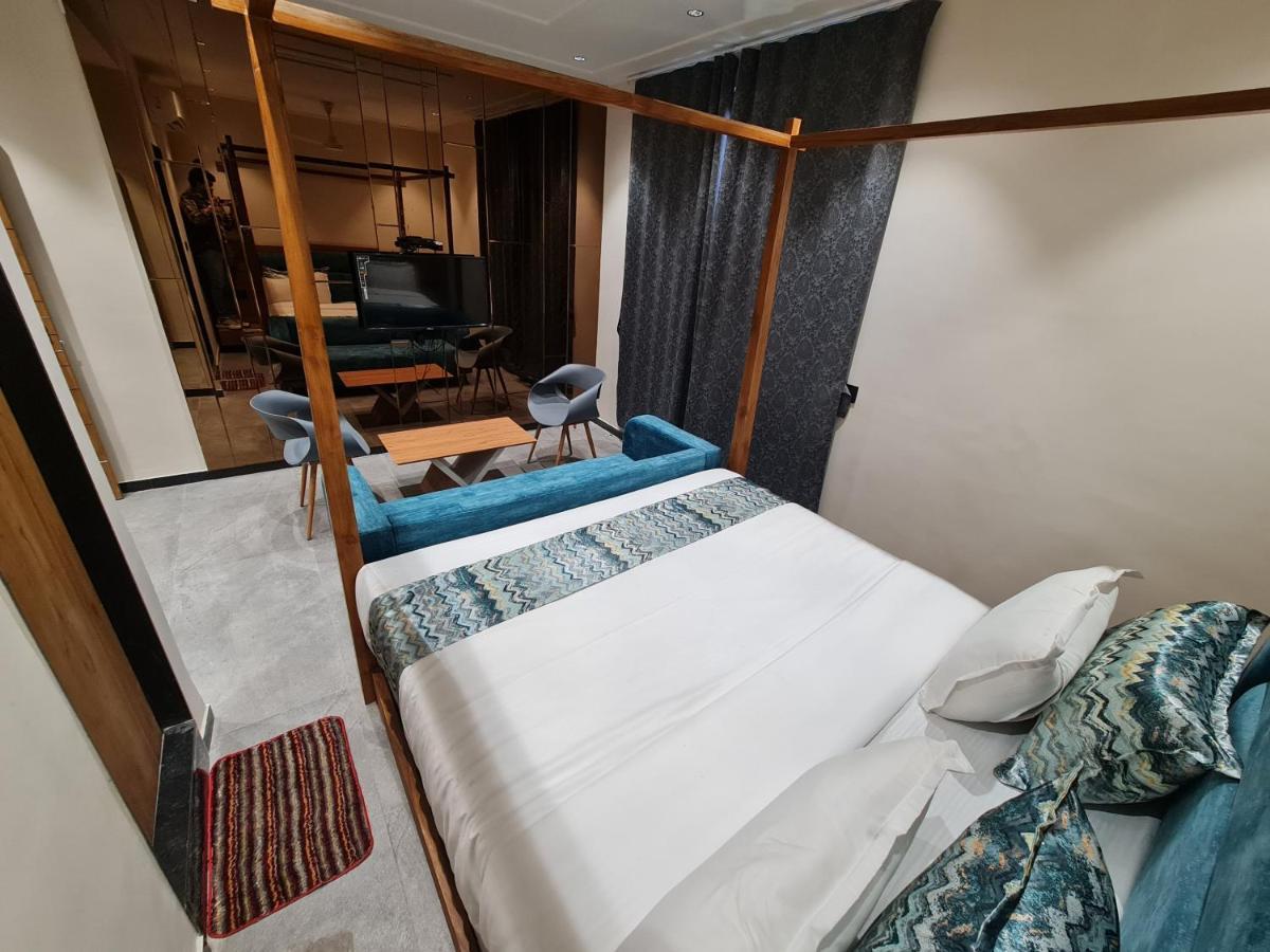 Hotel Nova Palm Rajkot Eksteriør billede