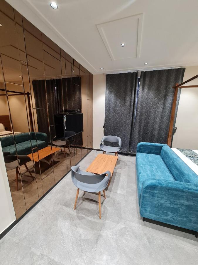 Hotel Nova Palm Rajkot Eksteriør billede