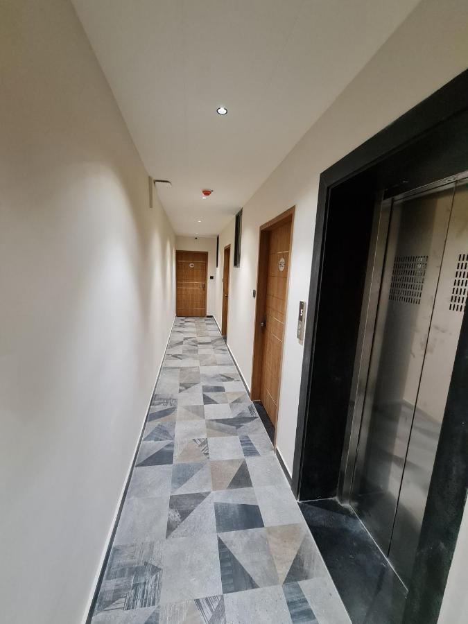 Hotel Nova Palm Rajkot Eksteriør billede