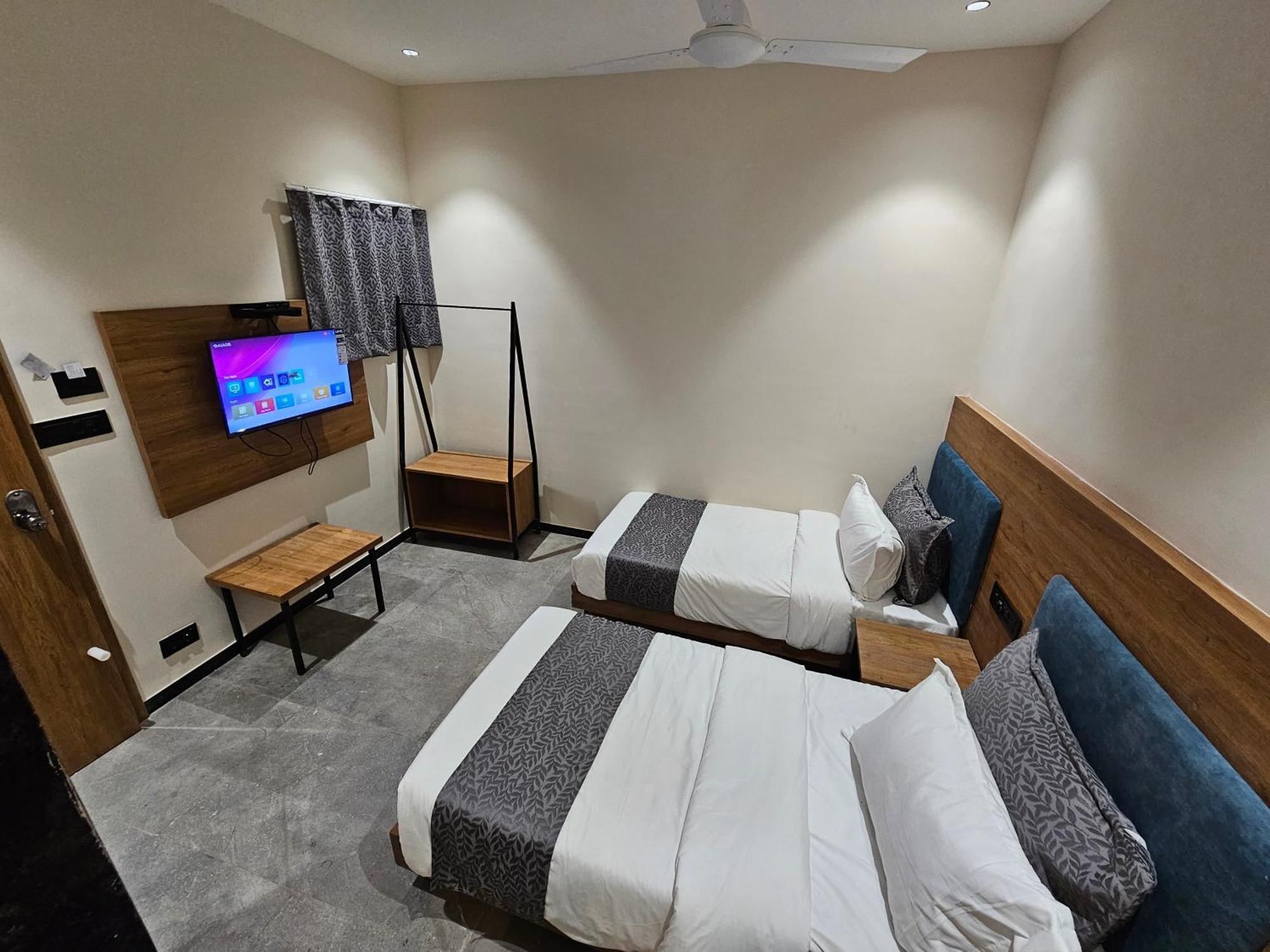 Hotel Nova Palm Rajkot Eksteriør billede