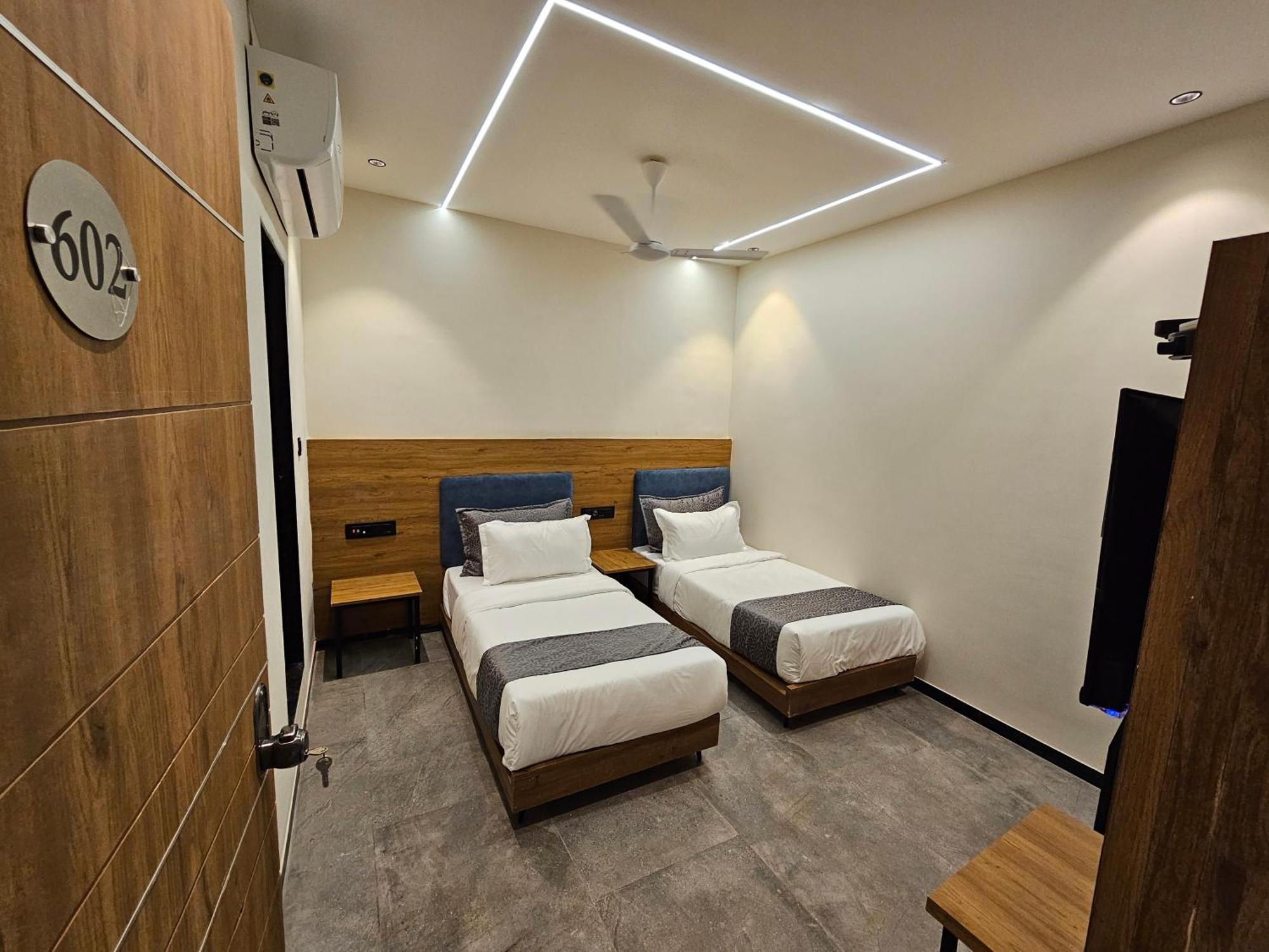 Hotel Nova Palm Rajkot Eksteriør billede