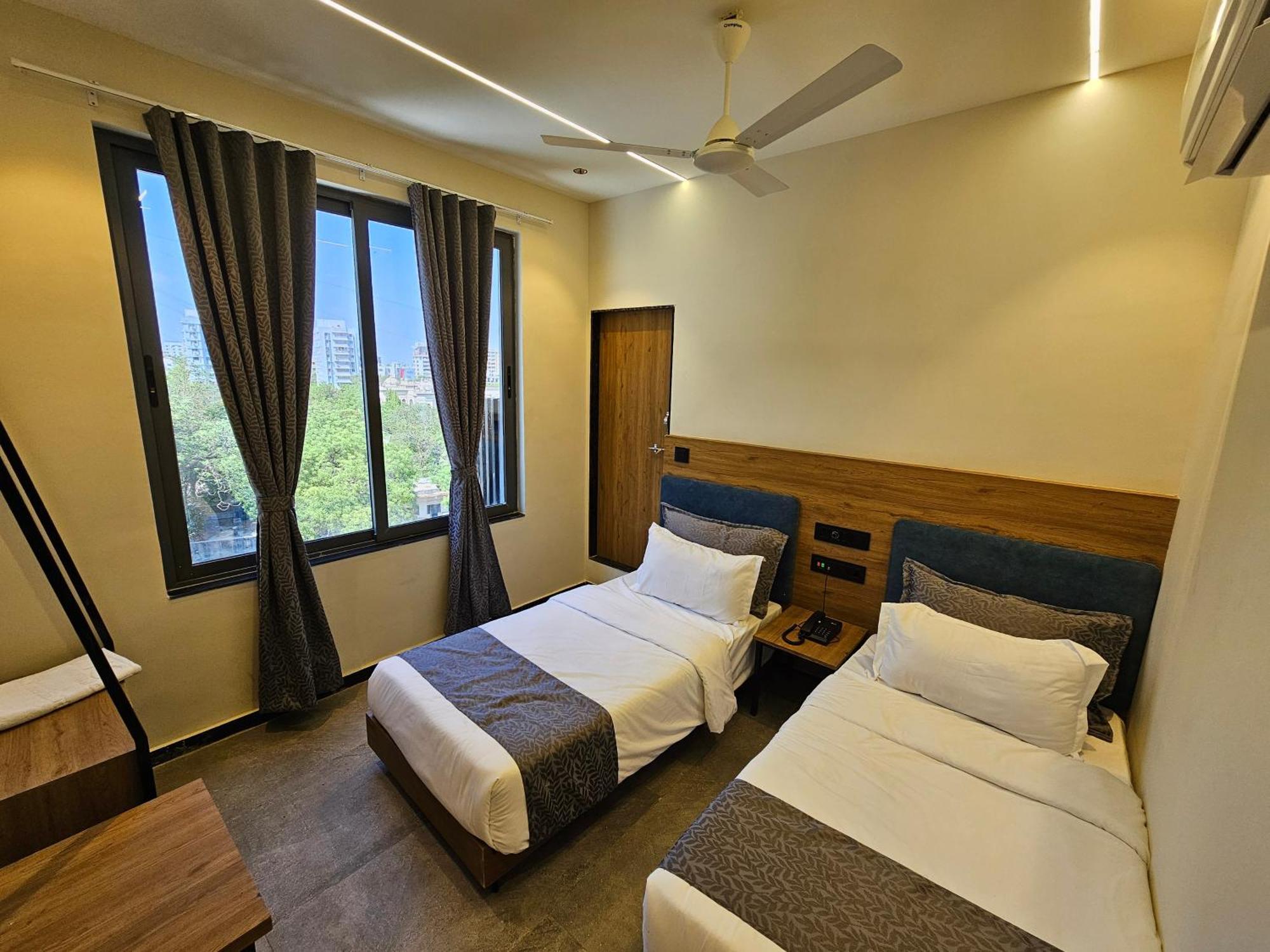 Hotel Nova Palm Rajkot Eksteriør billede