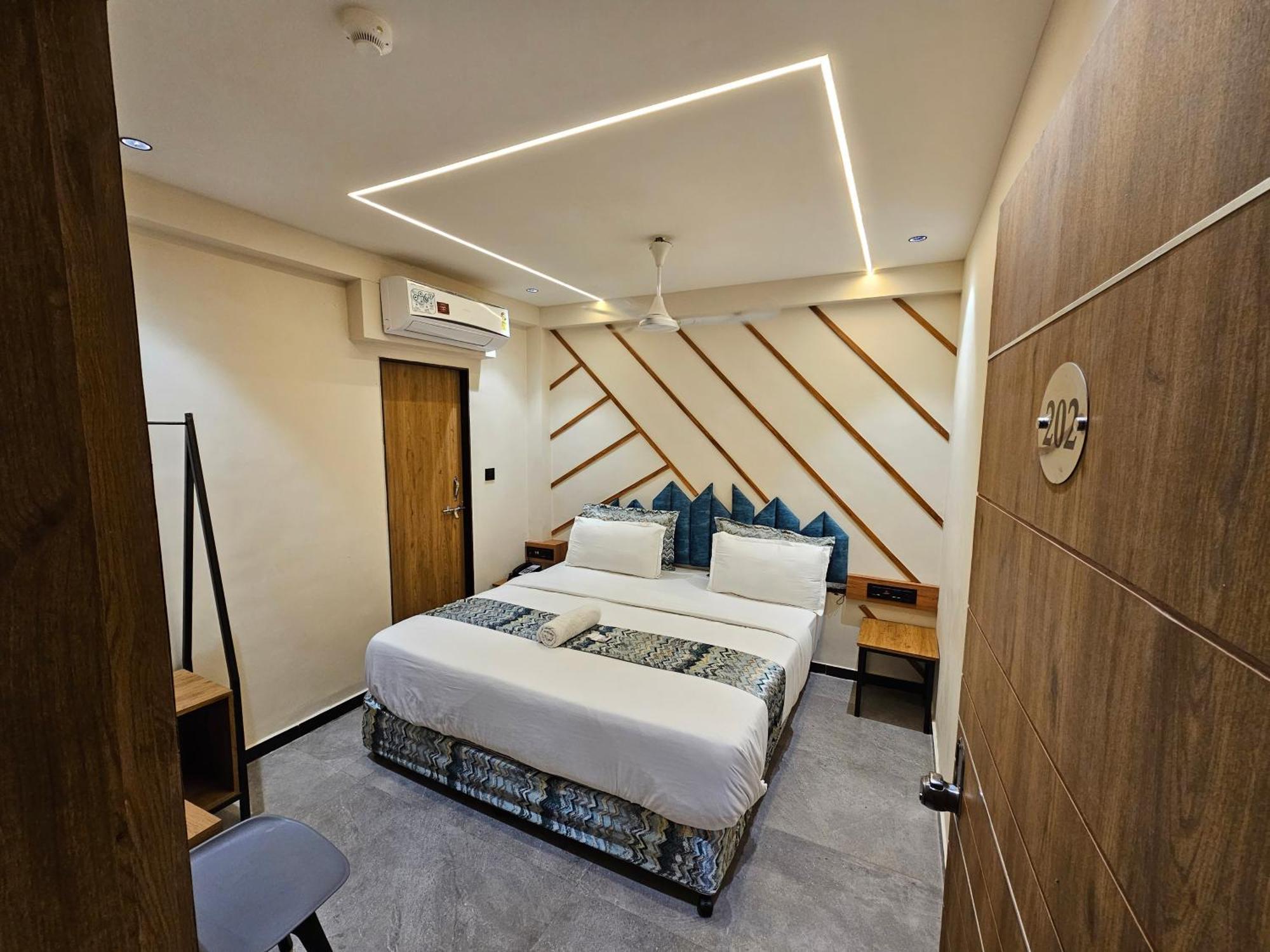Hotel Nova Palm Rajkot Eksteriør billede