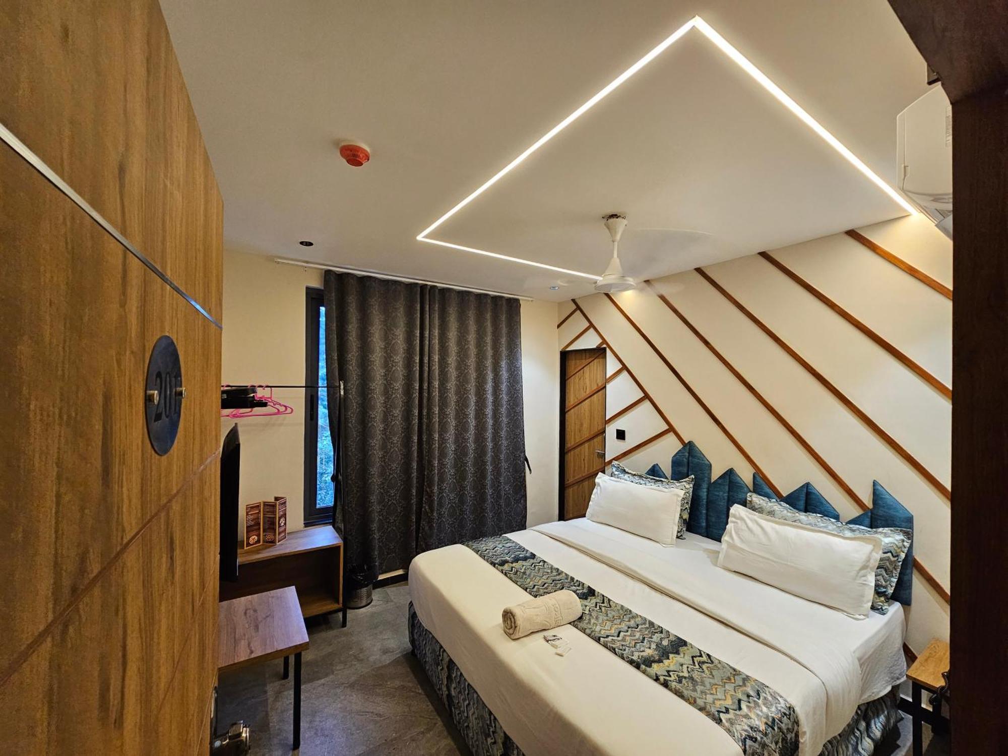Hotel Nova Palm Rajkot Eksteriør billede
