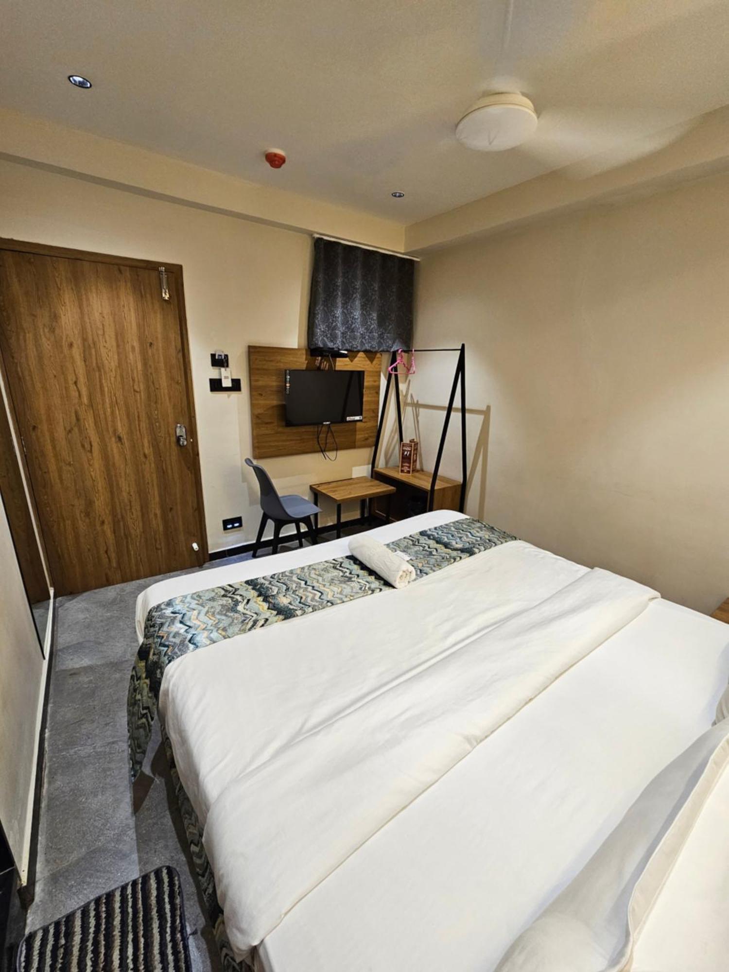 Hotel Nova Palm Rajkot Eksteriør billede
