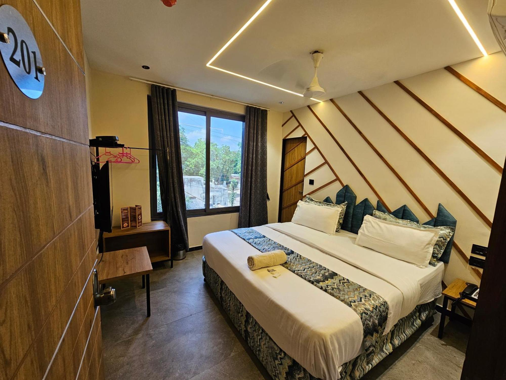 Hotel Nova Palm Rajkot Eksteriør billede