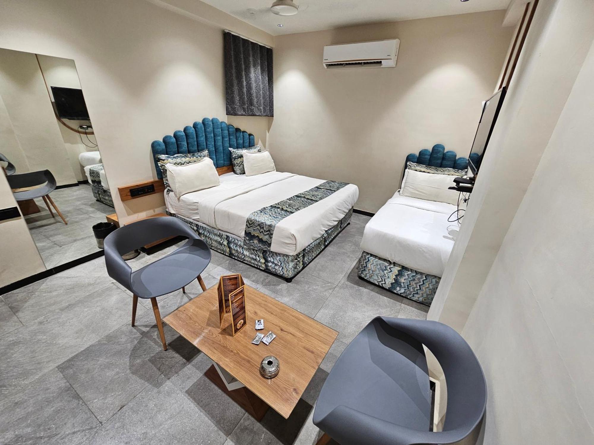 Hotel Nova Palm Rajkot Eksteriør billede