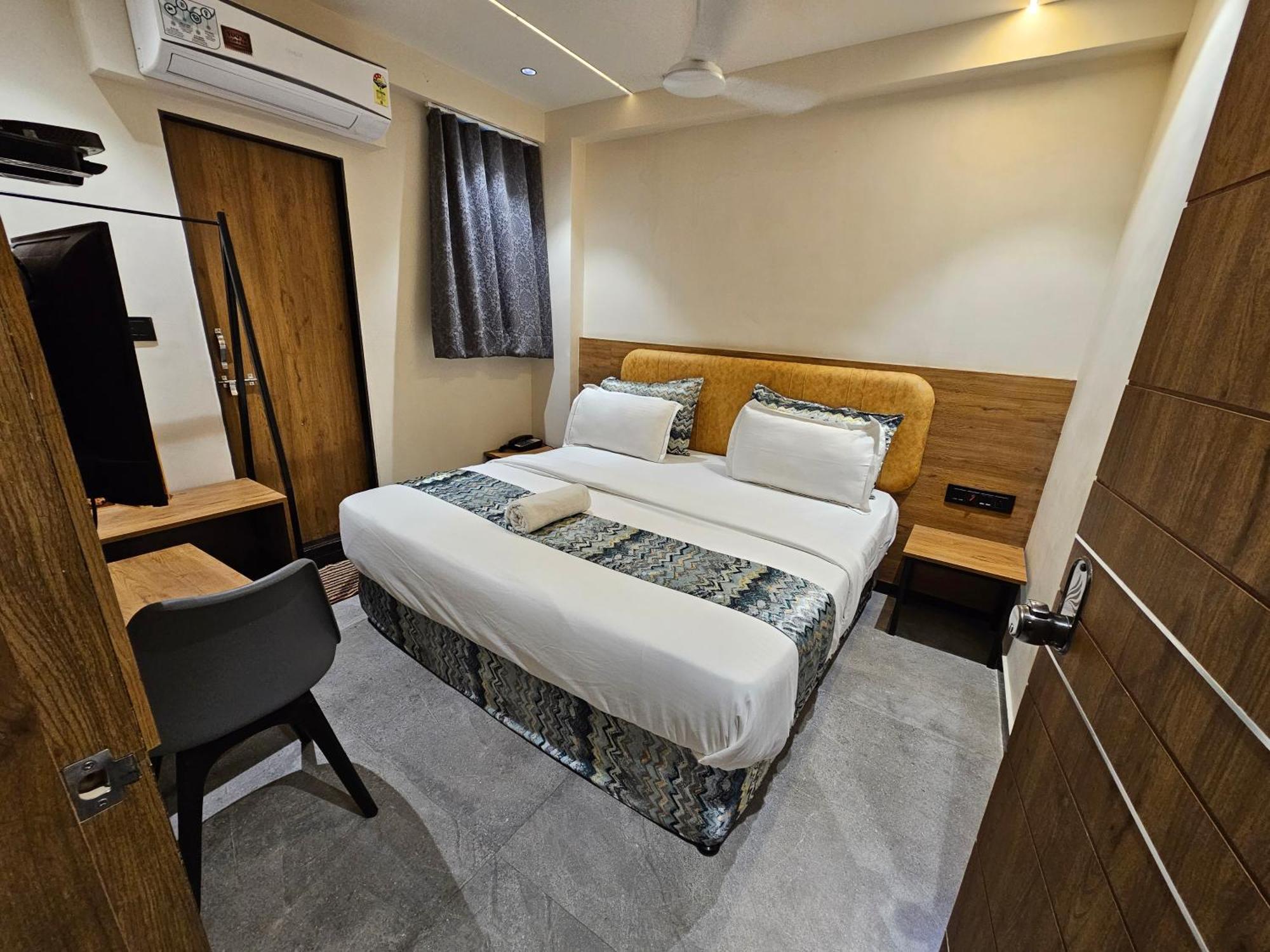 Hotel Nova Palm Rajkot Eksteriør billede