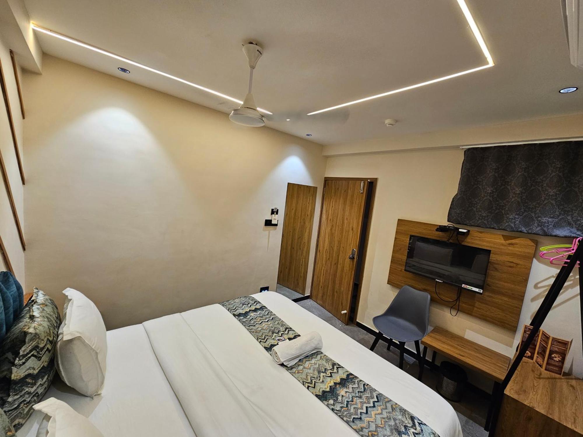 Hotel Nova Palm Rajkot Eksteriør billede